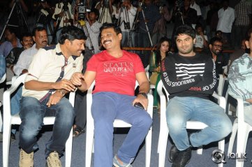 Aadu Magadura Bujji Platinum Disc Function